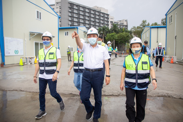 市長侯友宜前往塭仔圳區內視察。