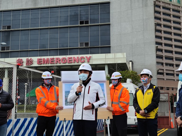 新北市長侯友宜(右三)表示緊急救護便道可提升緊急救護效率