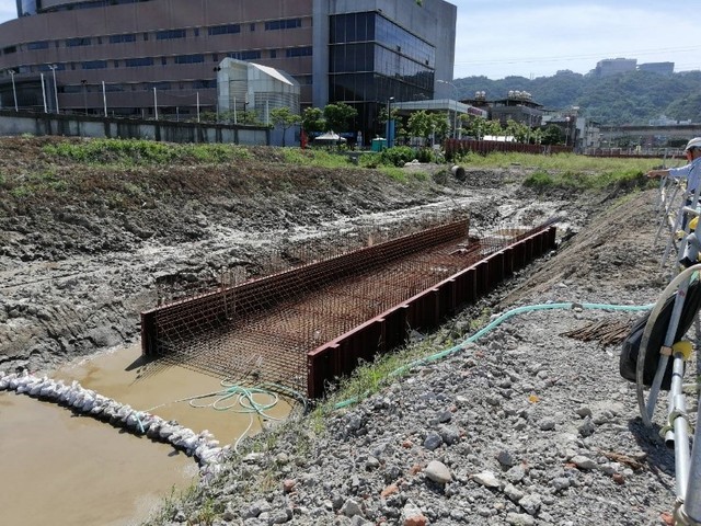 30米計畫道路正在進行排水箱涵工程施作。
