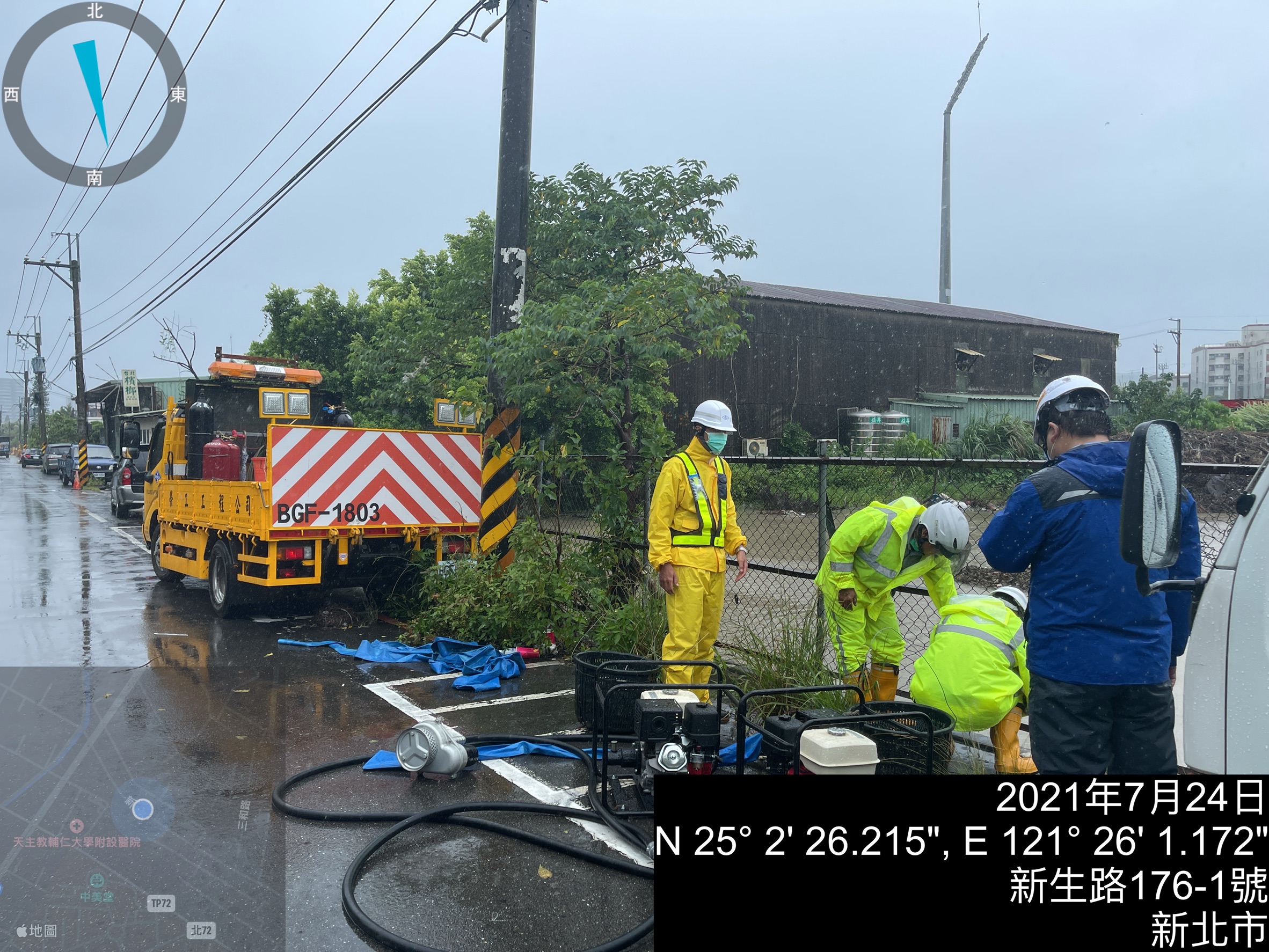 工程單位人員於颱風時期不定時巡查，若發生積水現象，能第一時間抽排化解危機。(新北地政局提供) (2)