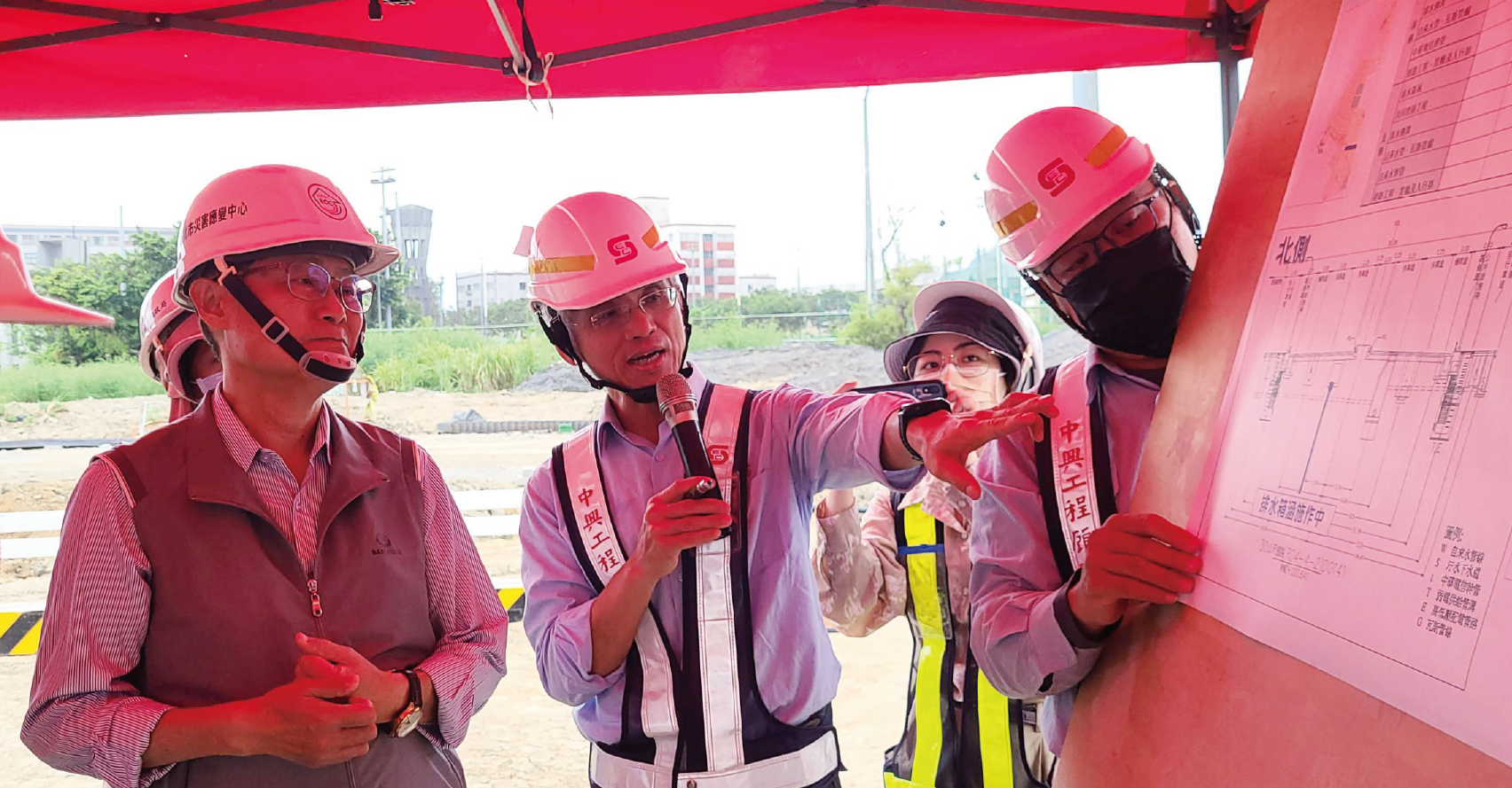 新北市副市長陳純敬（左）日前視察塭仔圳工地，要求工程如期如質完工。新北市地政局